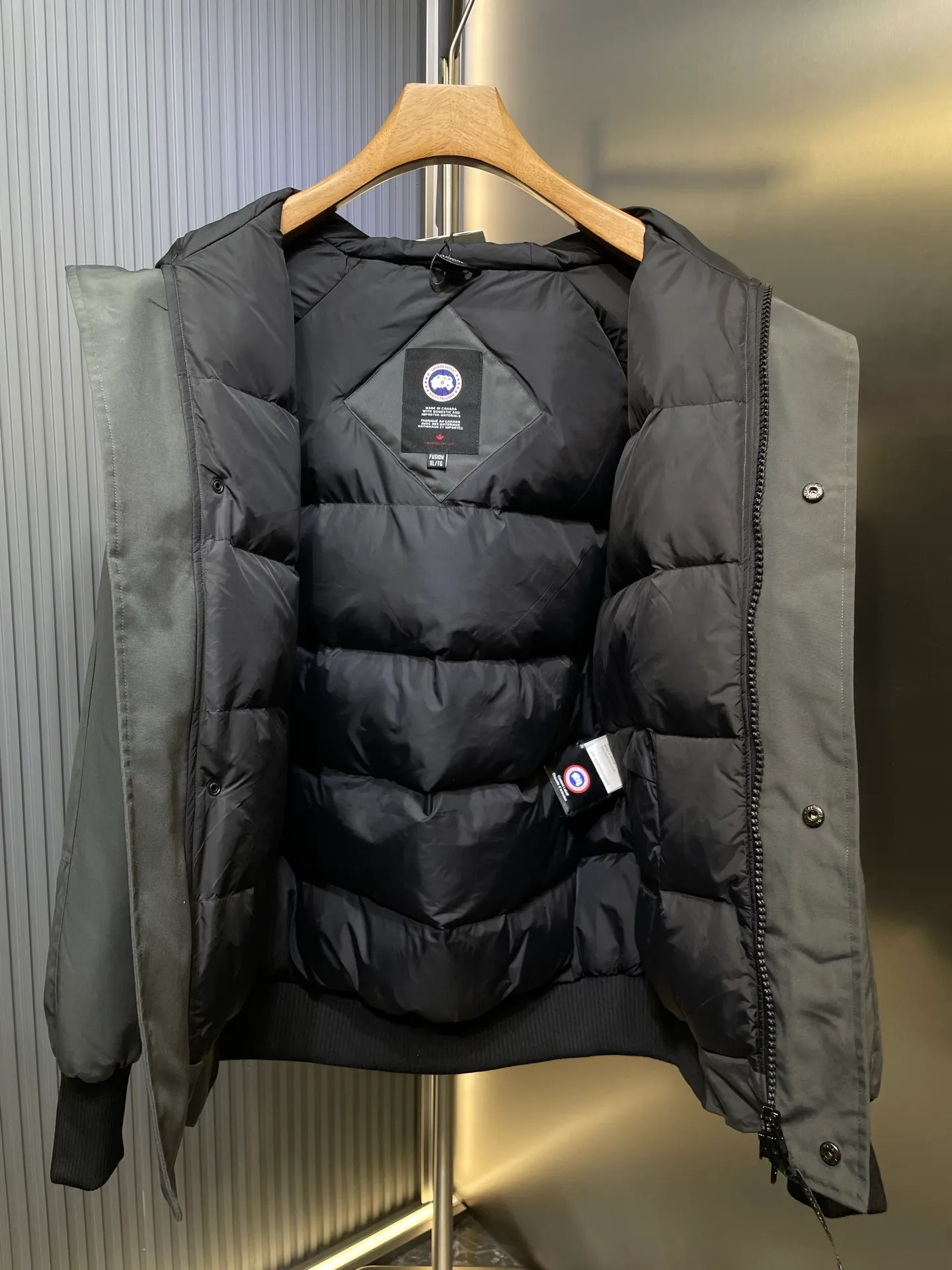 P900 special down Canada Goose Canada Goose #Chilliwack 7999M bomber jacket short down jacket/01 model #女与狠# Genuine synchronous anti-counterfeiting chip sensor! ➖ Imported 21S polyester-cotton blended original fabric [last year’s 16S/18S hard fabrics have been completely eliminated, this year all use 21S genuine synchronous fabrics, the soft mid-strap feels delicate and textured], genuine synchronous Feather-Light 10D waterproof coating fabric, made of 84.5 polyester fiber and 15.5 cotton, 100% the best feel in the entire network! ➖ The genuine official website is synchronized with the national standard 80 white duck down, you can check the official website customer service, there will never be a series of misleading claims such as 90 down or goose down! ➖ Using the best nylon lining with double double-layer sealing design, velvet-proof No. 7 needle + grid-filled down ready-made garments, there is 100% no so-called velvet running! ➖ The cuffs are designed with thickened seamless threads, and the collar and pockets are lined with top-quality polar fleece to keep you warm and comfortable! ➖ Yoshida YKK provides original custom-made electroplated sliders. YKK two-way lockable zippers are tight and smooth and will not peel off paint! ➖ 3M composite guarantees that the Velcro is the same as the original, durable, and all accessories and hardware are custom-made! ➖ Imported BEHRINGER embroidery machine to customize the 10,000-needle embroidery logo, 98% of which can be reproduced to restore the original logo. You can check and compare on the official website! ➖ The fur collars are all made of large pieces of Western Canadian blue wolf hide, ensuring that each fur collar is 13-15cm wide!   Size:XS-XXL